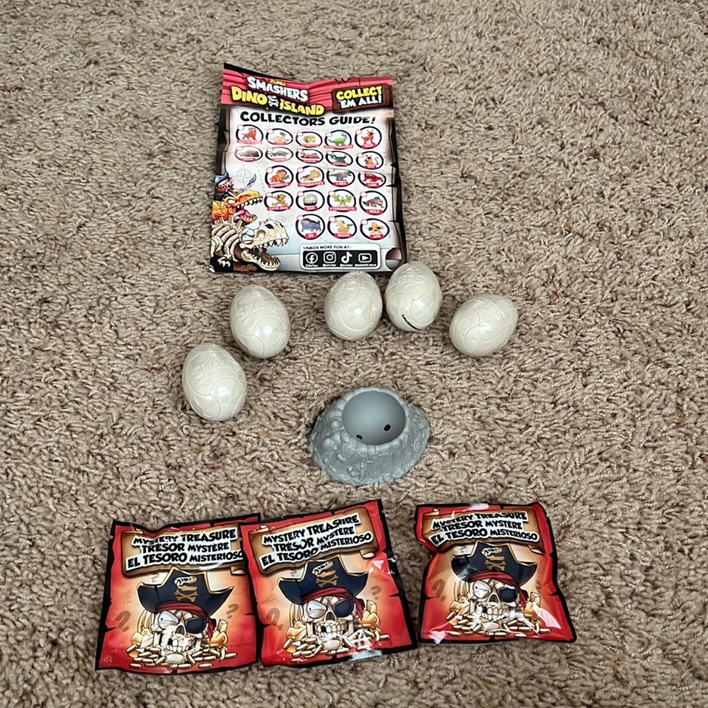 Dino Island Egg Playset 5 Mystery eggs plus Accessories